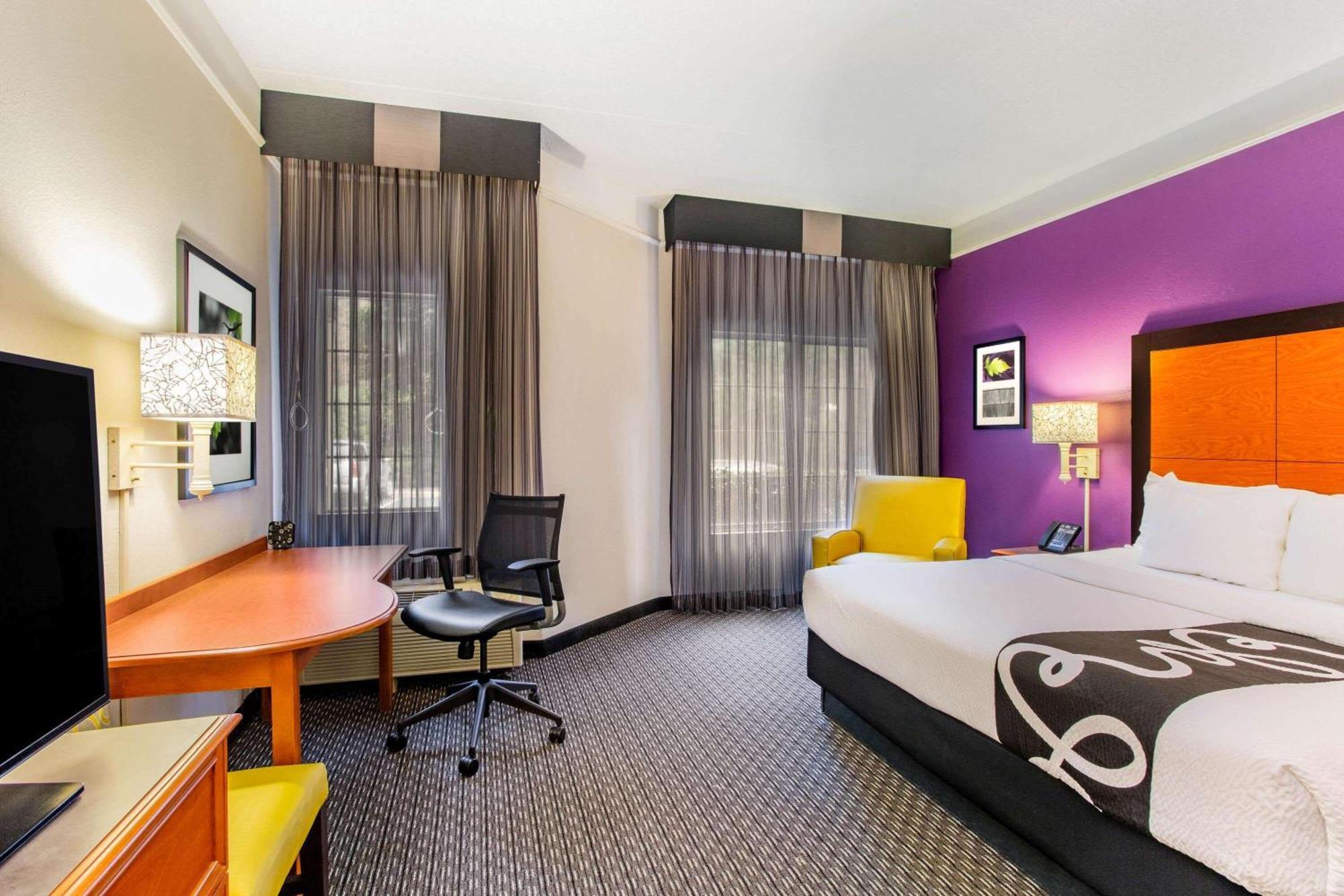 King Room with Bath Tub - Mobility Accessible/Non-Smoking